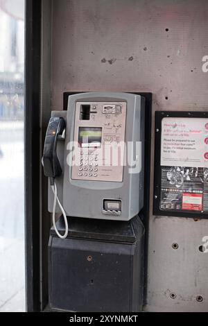 Londres, Royaume-Uni - 24 janvier 2013 : cabine téléphonique payante CONS and Card Operated de British Telecom Company. Banque D'Images