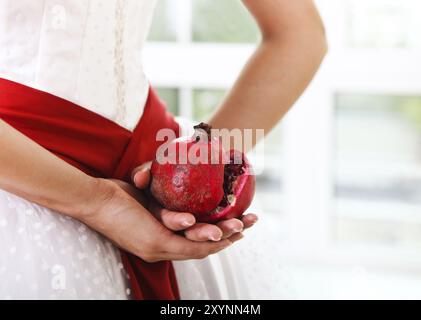 La Grenade dans les mains d'une mariée. Close up Banque D'Images