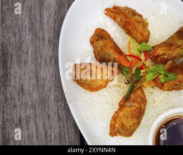 Fried Dumpling Chinois Traditionnel Gyoza ou sur la table en bois Banque D'Images