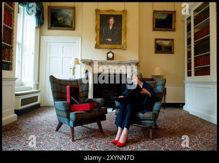 Londres, Royaume-Uni. 15 juillet 2016. Image © concédée sous licence à Parsons Media. 30/08/2024. Londres, Royaume-Uni. Portrait de Margaret Thatcher supprimé de l'étude no 10. 15/07/2016. Londres, Royaume-Uni. Theresa May la première semaine en tant que premier ministre du Royaume-Uni. Première semaine au pouvoir pour la première ministre britannique Theresa May. Le premier ministre travaille à l'étude dans Downing Street tard vendredi soir. Photo par crédit : andrew parsons/Alamy Live News Banque D'Images