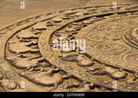 Une sculpture au sol à l'entrée du Vatadage est un relief de pierre de lune représentant le cycle de sansara dans les ruines de l'ancien capitole de Polonnaruwa, Banque D'Images