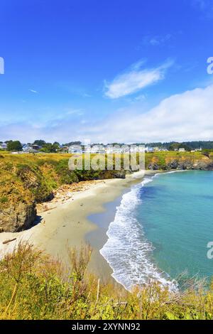 Vue sur plage de sable fin en dessous de la rue Main et maisons de ville communinty Mendocino sur une journée ensoleillée en Californie. La verticale Banque D'Images