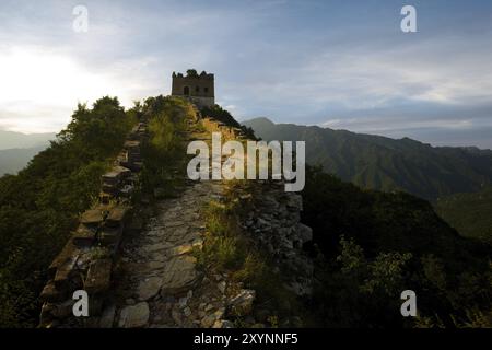 Le soleil se couche rouge ardent derrière une tour de guet dans la section Jiankou de la Grande Muraille de Chine Banque D'Images