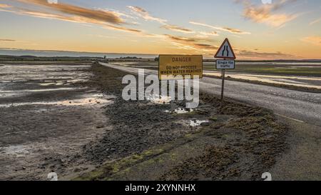 Signe : Seul Fichier trafic, Danger ne pas procéder lorsque l'eau atteint causeway, vu sur la route entre Beal et Holy Island dans le Northumberland, Angleterre Banque D'Images