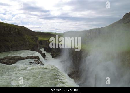 Cascade Gullfoss de la rivière Hvita (Oelfusa) à Haukadalur dans le sud de l'Islande Banque D'Images