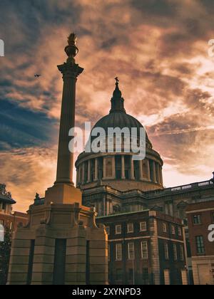 Le dôme de la cathédrale PaulÕs derrière la colonne Paternoster Square dans la ville de Londres. Banque D'Images