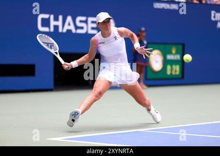 Flushing Meadows, US Open : ISA Swiatek, Pologne. 29 août 2024. En action contre Ena Shibahara du Japon lors de leur match de deuxième tour à l’US Open. Crédit : Adam Stoltman/Alamy Live News Banque D'Images