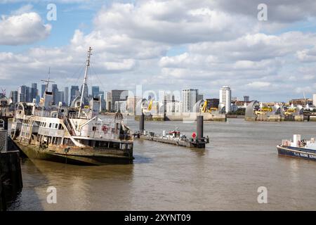 Naufrage DU MV Royal Iris à Charlton London sur la Tamise. Le 21 juin 1977, Royal Iris porte la reine Elizabeth II lors de son jubilé d'argent. Banque D'Images