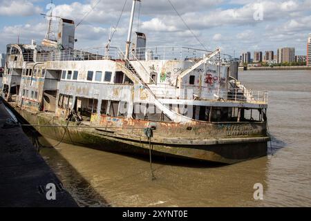 Naufrage DU MV Royal Iris à Charlton London sur la Tamise. Le 21 juin 1977, Royal Iris porte la reine Elizabeth II lors de son jubilé d'argent. Banque D'Images