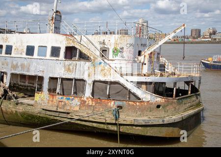 Naufrage DU MV Royal Iris à Charlton London sur la Tamise. Le 21 juin 1977, Royal Iris porte la reine Elizabeth II lors de son jubilé d'argent. Banque D'Images