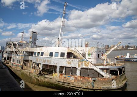 Naufrage DU MV Royal Iris à Charlton London sur la Tamise. Le 21 juin 1977, Royal Iris porte la reine Elizabeth II lors de son jubilé d'argent. Banque D'Images