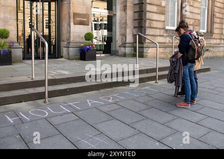 Des artistes indépendants font campagne devant les bureaux de Creative Scotland à Édimbourg pour commémorer la fermeture de leur volet de financement de 6,6 millions de livres sterling pour les particuliers à 14 heures le 30 août 2024. Lancé en 2014, l'Open Fund a soutenu 2165 artistes individuels, investissant 36 491 549 £ dans 3005 projets au cours des dix dernières années ; Creative Scotland n'a fourni aux indépendants créatifs qu'un préavis de 11 jours entre l'annonce de la disparition du fonds le 19 août 2024 et la fin du fonds le 30 août 2024 © Chantal Guevara. Tous droits réservés. Banque D'Images