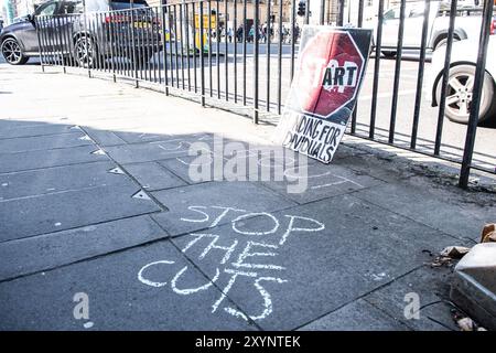 Des artistes indépendants font campagne devant les bureaux de Creative Scotland à Édimbourg pour commémorer la fermeture de leur volet de financement de 6,6 millions de livres sterling pour les particuliers à 14 heures le 30 août 2024. Lancé en 2014, l'Open Fund a soutenu 2165 artistes individuels, investissant 36 491 549 £ dans 3005 projets au cours des dix dernières années ; Creative Scotland n'a fourni aux indépendants créatifs qu'un préavis de 11 jours entre l'annonce de la disparition du fonds le 19 août 2024 et la fin du fonds le 30 août 2024 © Chantal Guevara. Tous droits réservés. Banque D'Images