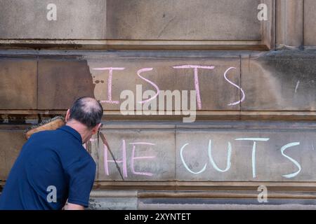 Des artistes indépendants font campagne devant les bureaux de Creative Scotland à Édimbourg pour commémorer la fermeture de leur volet de financement de 6,6 millions de livres sterling pour les particuliers à 14 heures le 30 août 2024. Lancé en 2014, l'Open Fund a soutenu 2165 artistes individuels, investissant 36 491 549 £ dans 3005 projets au cours des dix dernières années ; Creative Scotland n'a fourni aux indépendants créatifs qu'un préavis de 11 jours entre l'annonce de la disparition du fonds le 19 août 2024 et la fin du fonds le 30 août 2024 © Chantal Guevara. Tous droits réservés. Banque D'Images