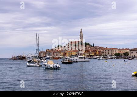 Vue sur la vieille ville pittoresque historique de Rovinj avec ses bâtiments en bord de mer et des bateaux amarrés dans le port, Rovinj, Croatie, Europe Banque D'Images