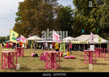 Windsor, Royaume-Uni. 30 août 2024. Les activistes du climat extinction Rebellion sont photographiés dans leur camping à Home Park lors du premier des trois jours des activités Upgrade Democracy dans les environs du château de Windsor. La campagne Upgrade Democracy d'extinction Rebellion vise à mettre en évidence la manière dont les profits sont sauvegardés pour les compagnies pétrolières et gazières au Royaume-Uni et à appeler le gouvernement britannique à créer et à être dirigé par une Assemblée de citoyens sur le climat et la justice écologique. Crédit : Mark Kerrison/Alamy Live News Banque D'Images