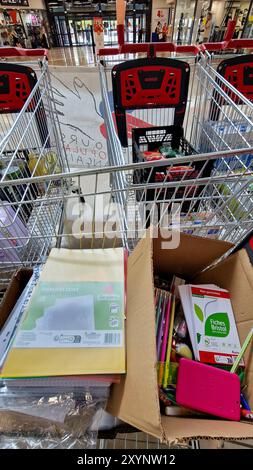 L’ONG française secours polaire collecte des marchandises avant la rentrée scolaire Lyon, France Banque D'Images