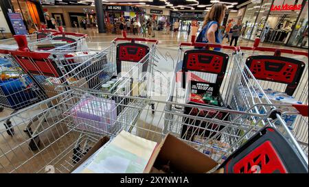 L’ONG française secours polaire collecte des marchandises avant la rentrée scolaire Lyon, France Banque D'Images