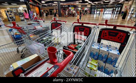 L’ONG française secours polaire collecte des marchandises avant la rentrée scolaire Lyon, France Banque D'Images