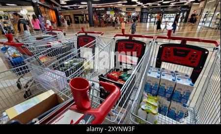 L’ONG française secours polaire collecte des marchandises avant la rentrée scolaire Lyon, France Banque D'Images