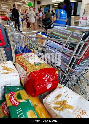 L’ONG française secours polaire collecte des marchandises avant la rentrée scolaire Lyon, France Banque D'Images