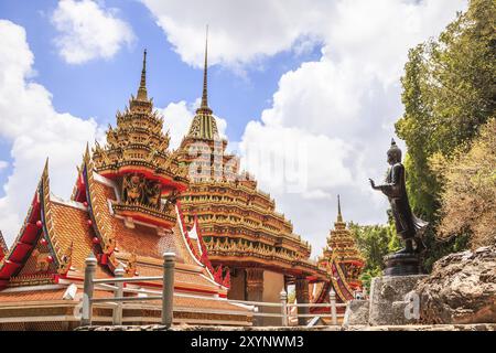 Statue de Bouddha debout à Wat Khuha Sawan, province de Phatthalung, Thaïlande, Asie Banque D'Images