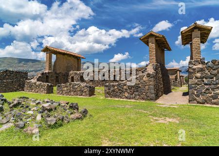 Ruines des entrepôts de Raqchi, le site archéologique inca de la région de Cusco, Pérou, Amérique du Sud Banque D'Images