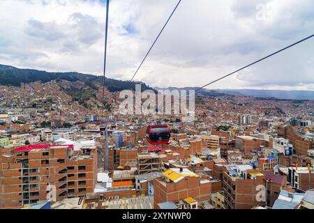 LA PAZ, BOLIVIE, 4 FÉVRIER 2016 : vue aérienne des téléphériques de la Paz et Mi Teleferico transportent des passagers entre la ville d'El Alto et la Paz à Boli Banque D'Images