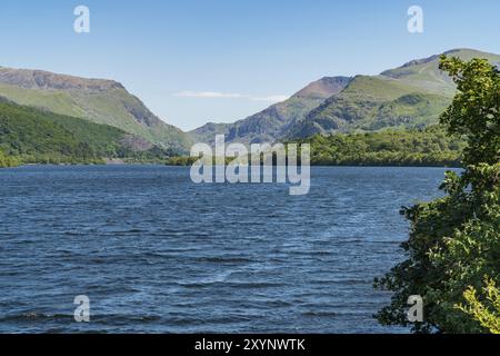 Vue sur Llyn Padarn près de Llanberis, vu de Brynrefail, Gwynedd, Pays de Galles, Royaume-Uni Banque D'Images