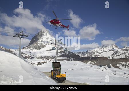 Zermatt, Suisse, 13 avril 2017 : un hélicoptère chargeant du béton sur un chantier de construction dans les montagnes suisses, en Europe Banque D'Images