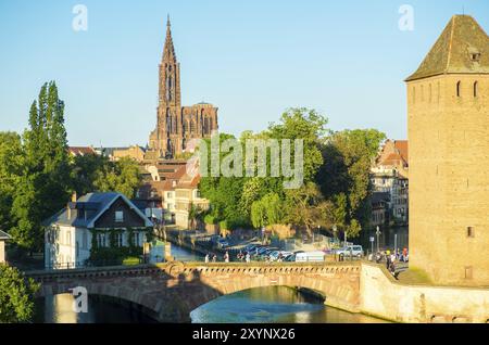 Lointaine cathédrale notre-Dame derrière les ponts couverts de l'Ill River et tour défensive de Strasbourg, France, Europe Banque D'Images