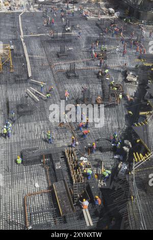 Dubaï, Émirats arabes Unis, 16 octobre 2014 : des ouvriers préparent des armatures en acier pour la fondation d'un nouveau bâtiment, en Asie Banque D'Images