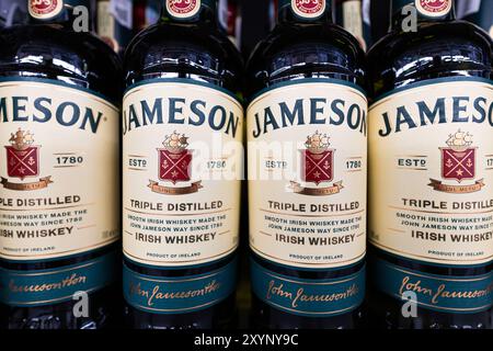 Lviv, Ukraine - 26 août 2024 : bouteilles de whisky irlandais Jameson Banque D'Images