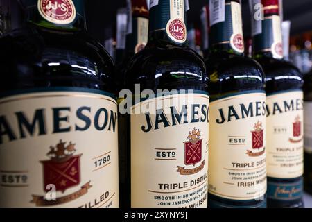 Lviv, Ukraine - 26 août 2024 : bouteilles de whisky irlandais Jameson Banque D'Images