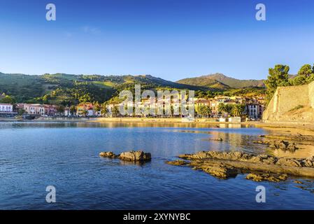 Baie de Collioure avec rochers et plage le matin à Occitanie en France Banque D'Images