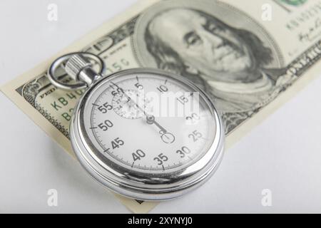 Chronomètre et une centaine de dollars américains Banque D'Images