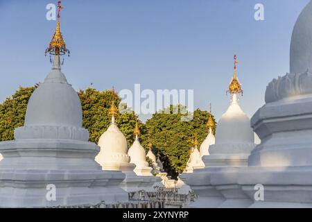 Pagode Kuthodaw peu avant le coucher du soleil Banque D'Images