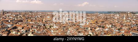 Panorama pris depuis la tour de la place Saint-Marc avec vue sur la ville de Venise en Italie Banque D'Images