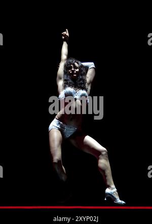 Victoria Hamilton-Barritt (Alex Owens) dans FLASHDANCE the musical at the Shaftesbury Theatre, Londres WC1 14/10/2010 livre : Tom Hedley livre & paroles : Robert Cary musique & paroles : Robbie Roth set design : Morgan large costumes : Sue Blane éclairage : Howard Harrison chorégraphie : Arlene Phillips réalisateur : Nikolai Foster Banque D'Images