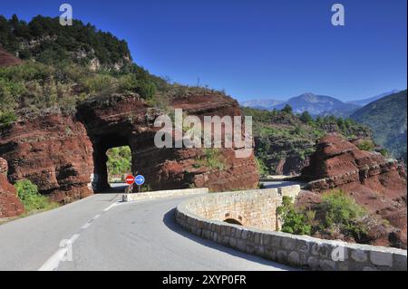 La gorge de Daluis, avec ses rochers rouges en France Banque D'Images