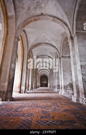 Colonnade d'un monastère à côté de la nef Banque D'Images