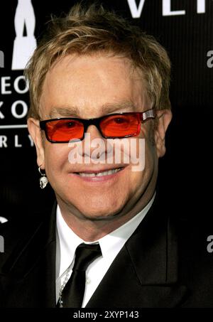 Sir Elton John assiste au Rodeo Drive Walk of style Award en l'honneur de Gianni et Donatella Versace qui s'est tenu à l'hôtel de ville de Beverly Hills, en Californie, le 8 février 2007. Banque D'Images