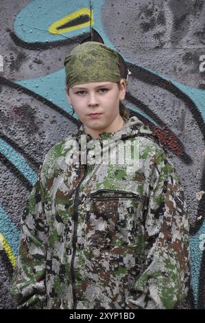 Garçon adolescent en camouflage et avec équipement pour paintball Banque D'Images