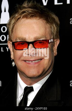 Sir Elton John assiste au Rodeo Drive Walk of style Award en l'honneur de Gianni et Donatella Versace qui s'est tenu à l'hôtel de ville de Beverly Hills, en Californie, le 8 février 2007. Banque D'Images