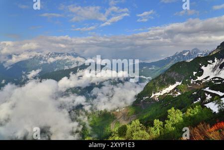 Belles vues sur les montagnes du Caucase d'une hauteur Banque D'Images