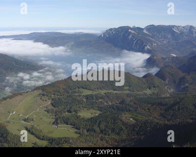 Vue automnale du Schafberg à l'Attersee dans le brouillard, Salzkammergut, Autriche, Europe Banque D'Images