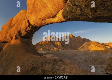 Arch dans la région de Spitzkoppe en Namibie Banque D'Images