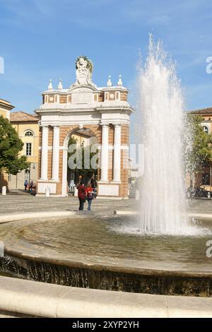 Santarcangelo di Romagna, Italie, 12 juin 2011 : Piazza Marconi (place Marconi) et sa fontaine dans le centre-ville de Santarcangelo di Romagna, Italie. Dans le b Banque D'Images