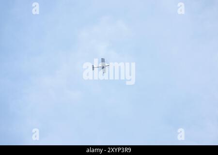 Kleinflugzeug d-EBPZ hoch über dem Himmel , Deutschland, 30.08.2024, Ein kleines Propellerflugzeug mit der Kennung d-EBPZ fliegt hoch am blauen Himmel. Die Aufnahme zeigt das Flugzeug aus der Ferne, umgeben von leicht bewölktem Himmel. *** Petit avion d EBPZ haut au-dessus du ciel , Allemagne, 30 08 2024, Un petit avion à hélice avec l'immatriculation d EBPZ vole haut dans le ciel bleu la photo montre l'avion de loin, entouré par un ciel légèrement nuageux Banque D'Images