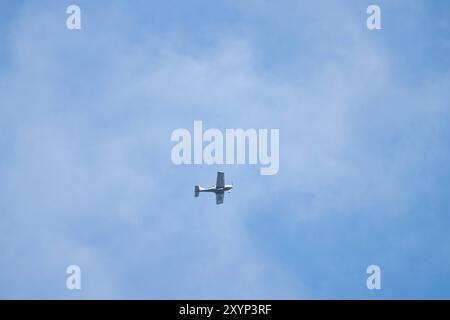 Kleinflugzeug d-EBPZ hoch über dem Himmel , Deutschland, 30.08.2024, Ein kleines Propellerflugzeug mit der Kennung d-EBPZ fliegt hoch am blauen Himmel. Die Aufnahme zeigt das Flugzeug aus der Ferne, umgeben von leicht bewölktem Himmel. *** Petit avion d EBPZ haut au-dessus du ciel , Allemagne, 30 08 2024, Un petit avion à hélice avec l'immatriculation d EBPZ vole haut dans le ciel bleu la photo montre l'avion de loin, entouré par un ciel légèrement nuageux Banque D'Images